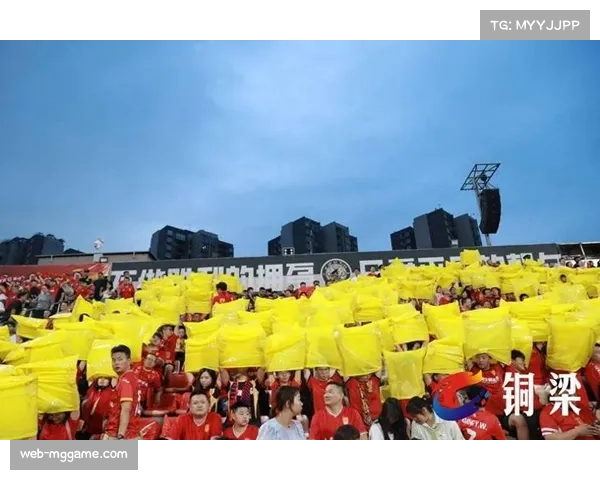 球迷看台拼出巨幅TIFO,致敬俱乐部传奇