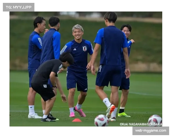 堂安律拼抢受伤倒地，经治疗后重返赛场