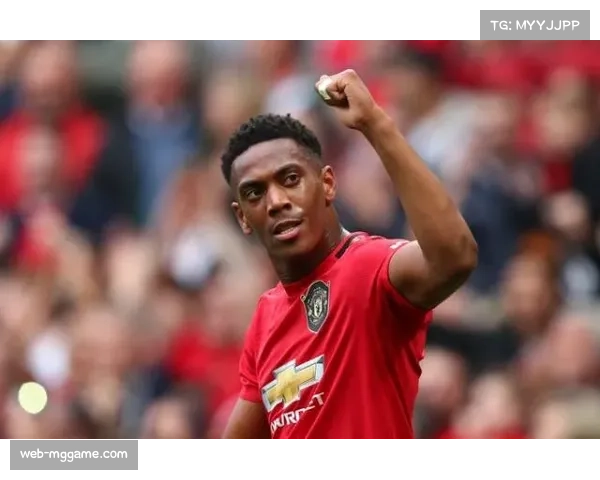 曼联对阵维拉比赛中，看台出现支持患病小球迷的大型TIFO