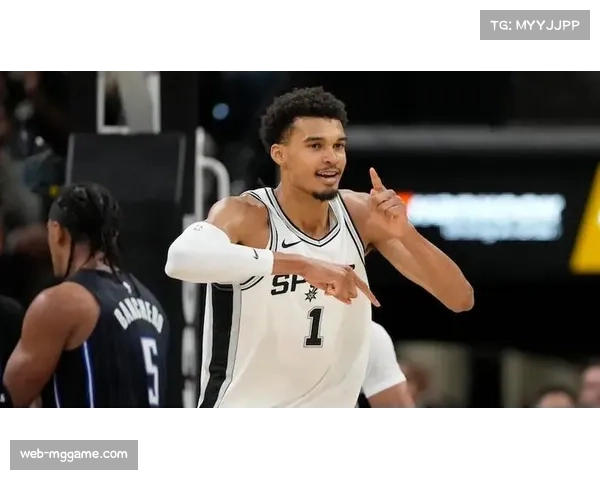 更衣室里的维克托·文班亚马：赛后加练与观看录像的日常